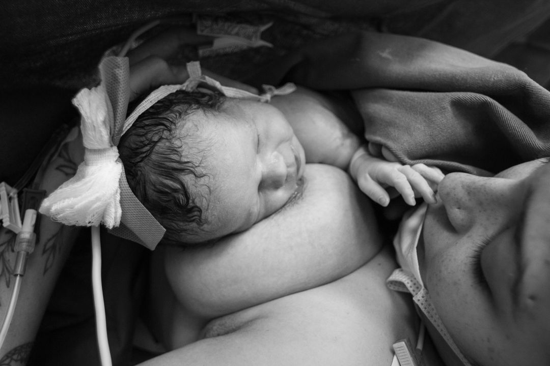 Peau à peau après la naissance : pourquoi ce rituel apaise bébé