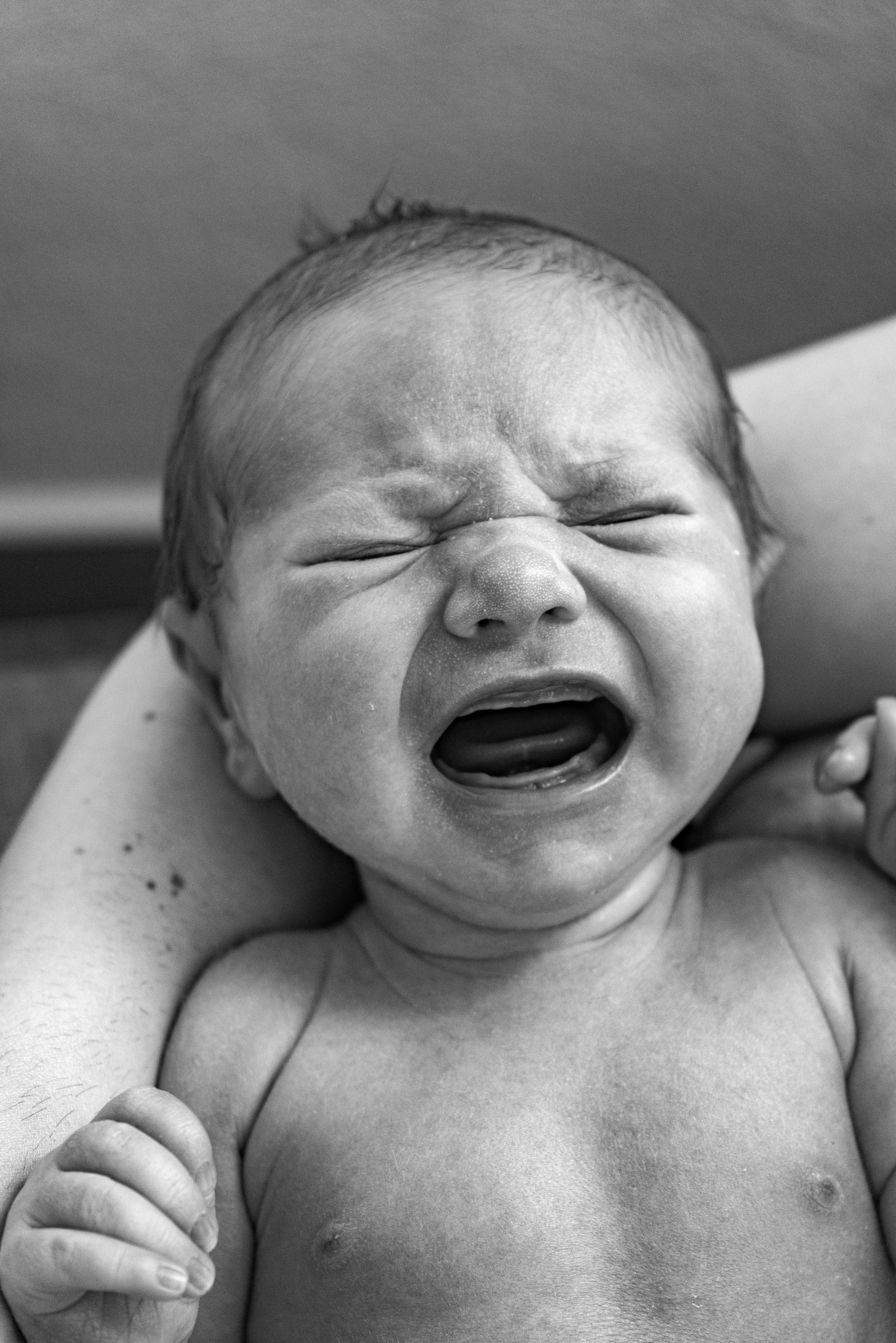 Pourquoi bébé pleure beaucoup le soir ? Comprendre la nuit de la java